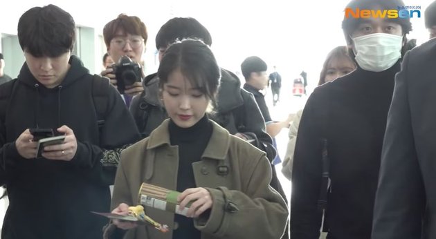 Photo of IU at the Airport Heading to Indonesia, Always Smiling Sweetly and Receiving Many Gifts from Fans