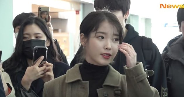Photo of IU at the Airport Heading to Indonesia, Always Smiling Sweetly and Receiving Many Gifts from Fans