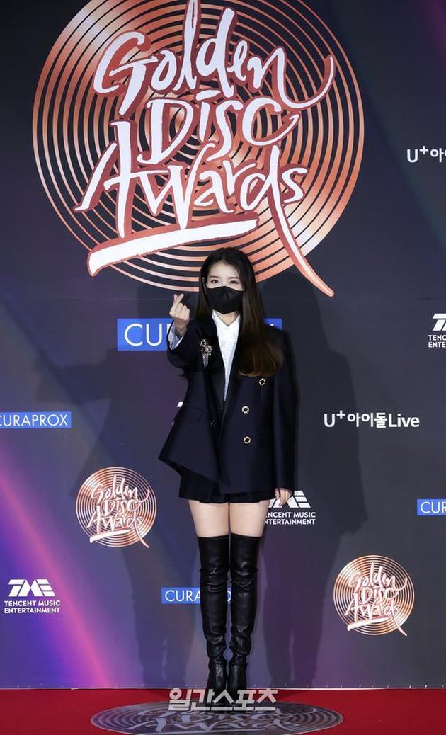 IU's Photo Looks Like a Girl Boss on the Red Carpet at GDA 2021, Melting Hearts with Finger Heart Gesture