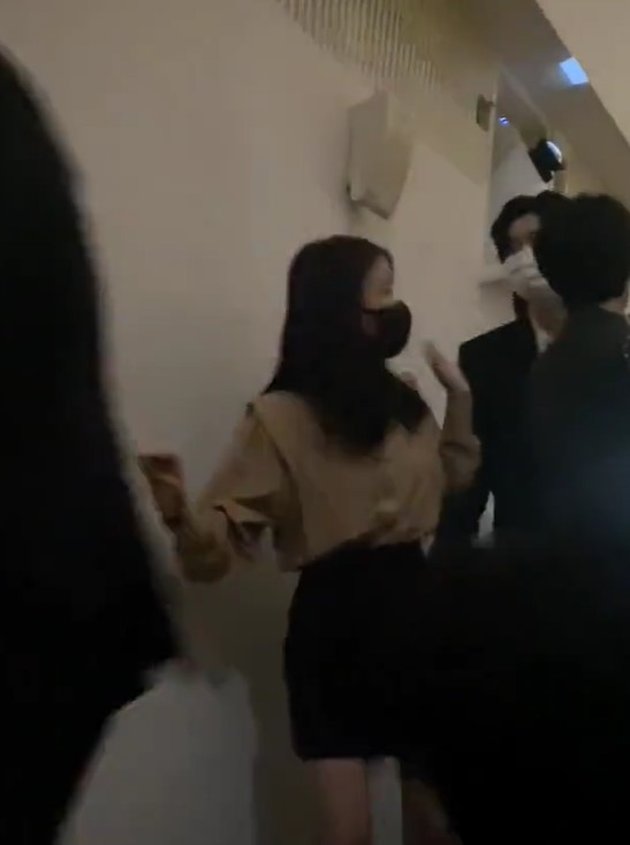 Photo of IU as a Wedding Singer at Lee Jong Suk's Brother's Wedding, After Being Guarded by Her Boyfriend