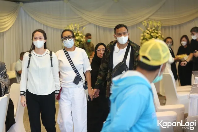 Foto Ivan Saba Berduka Kehilangan Carlo Saba Sang Kakak