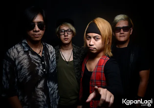 Jumat (18/11), KapanLagi.com kedatangan J-Rocks dalam rangka promo single terbaru mereka 'Dance'. Band asal Jakarta ini menginformasikan bahwa satu album akan keluar pada tahun depan lho.