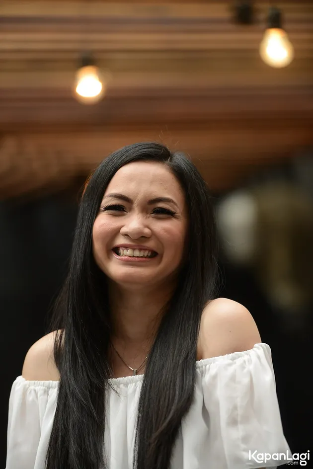Inilah sosok Jackline. Vokalis cantik yang tergabung dalam band Cokelat. Kamu sudah rindu dengan karya-karya band ini?