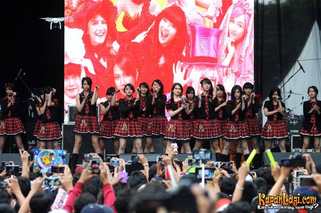 Suka atau tidak, harus diakui kalau JKT48 masih menjadi idol group fenomenal di Indonesia sampai hari ini. Theater hingga fanbase besar menjadi bukti betapa kuatnya dominasi JKT48 di belantika musik Tanah Air.