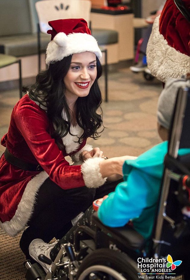 Ada begitu banyak cara yang bisa dilakukan untuk menyambut momen Natal. Dan kali ini, Katy Perry mengajak Orlando Bloom untuk berkunjung ke sebuah rumah sakit.