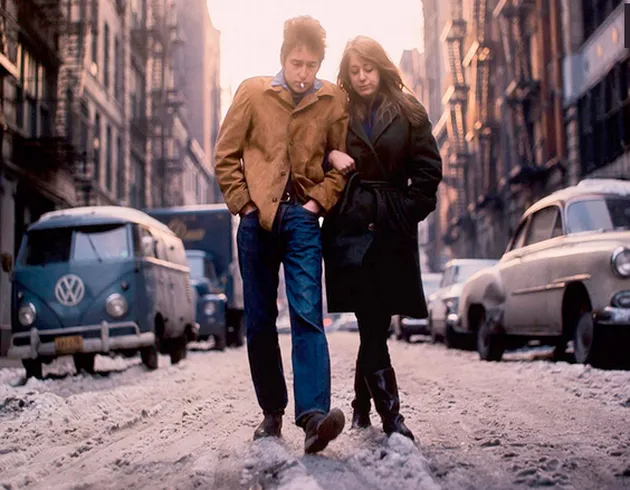 Bob Dylan dan Suzy Rotolo. Dengan background mobil-mobil kuno, foto ini diambil di tahun 1960.