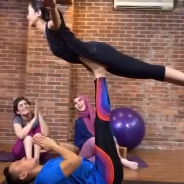 acro yoga, acroyoga, seleb acroyoga, apa itu acro yoga
