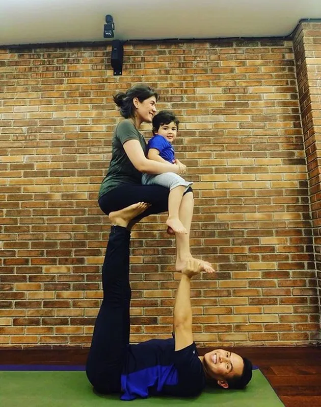 acro yoga, acroyoga, seleb acroyoga, apa itu acro yoga