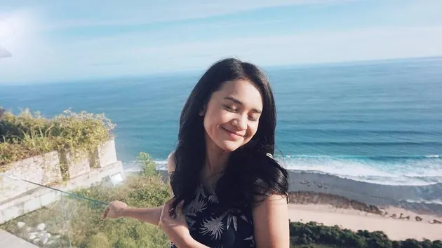 Musim panas di luar negeri tentu jadi saat yang menyenangkan bagi banyak orang, tidak terkecuali para selebriti Tanah Air seperti Michelle Ziudith.