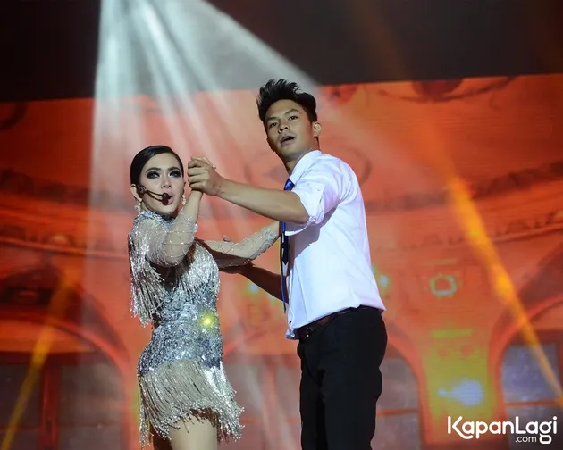 Beat dari lagu sesuatu ini pun diubah menjadi satu alunan musik salsa yang asik untuk berdansa.