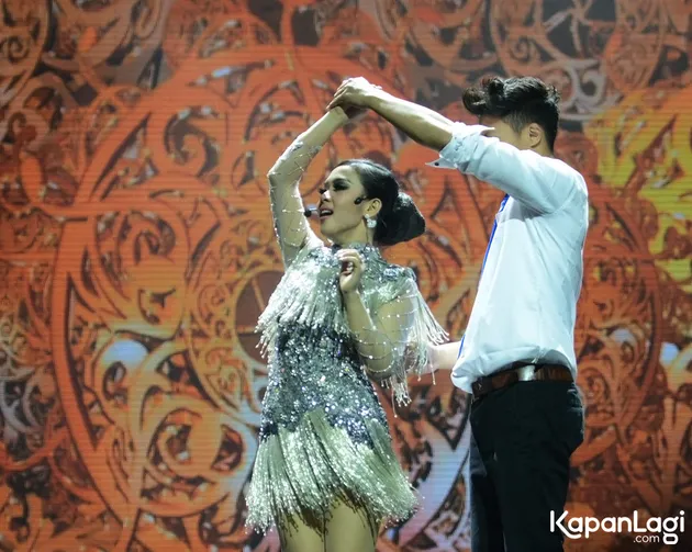 Syahrini pun diberikan keleluasaan oleh Fero untuk berputar indah di atas panggung saat berdansa.