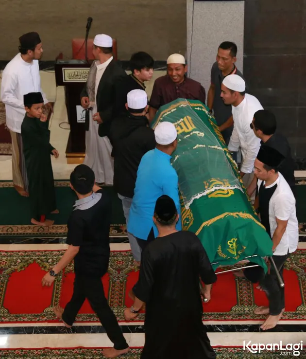 Shalat Jenazah Julia Perez