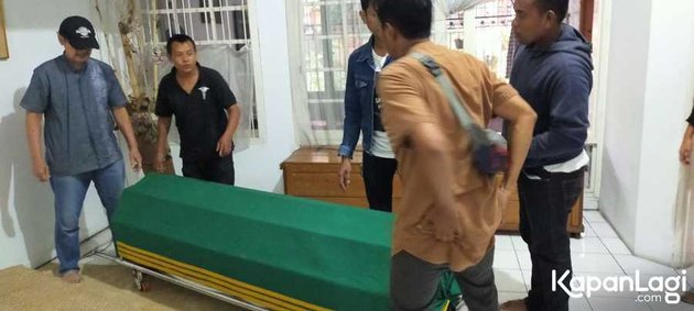 Photo of Ria Irawan's Body After Arriving at the Funeral Home, Already Wrapped in Shroud Since Leaving the Hospital