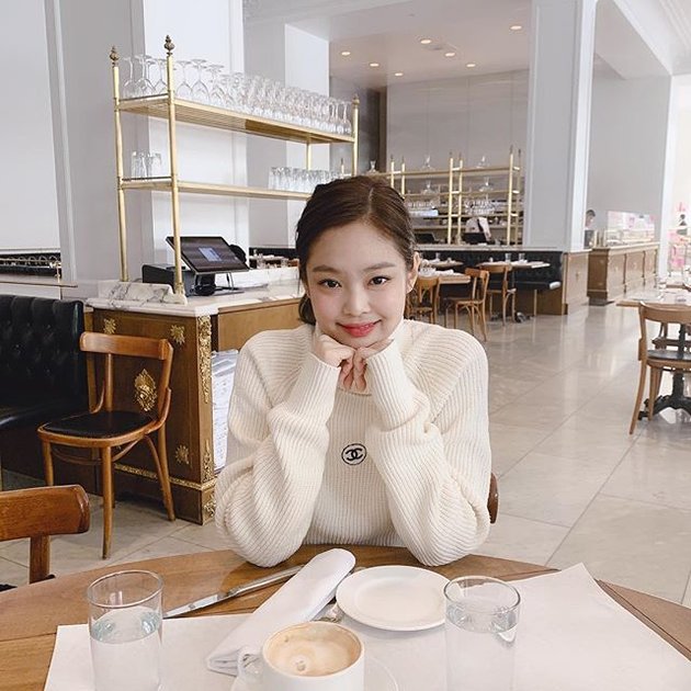 Jennie memposting sederetan fotonya di sebuah cafe di Los Angeles. Ternyata foto ini diambil oleh Irene Red Velvet lho.