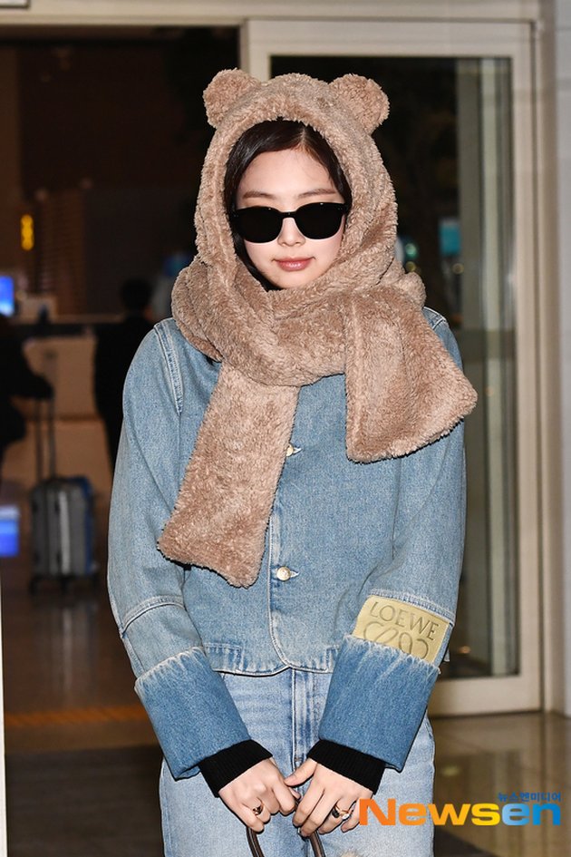 Foto Jennie BLACKPINK Becomes 'Bear' at the Airport, Super Cute