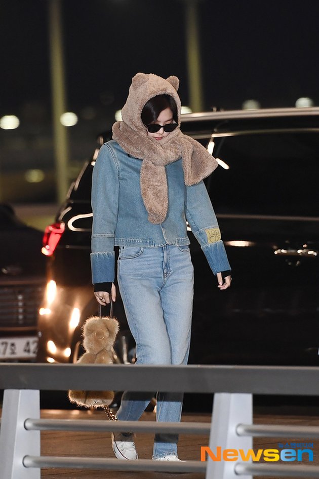 Foto Jennie BLACKPINK Becomes 'Bear' at the Airport, Super Cute