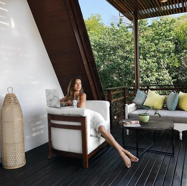 Jennifer Bachdim Liburan ke Pulau Menjangan