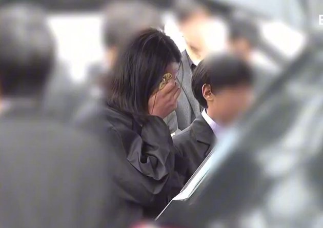 Photo of Jeon Hye Jin Crying Uncontrollably Seeing Lee Sun Kyun's Departure