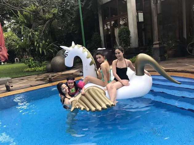FOTO: Jessica Iskandar - El Barack Main ke Rumah Nia Ramadhani