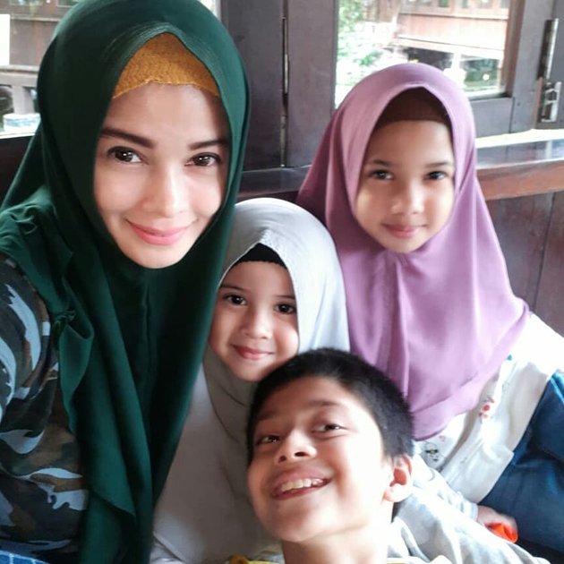 Foto Jihan Fahira with her 4 rarely exposed children, like siblings with the eldest daughter