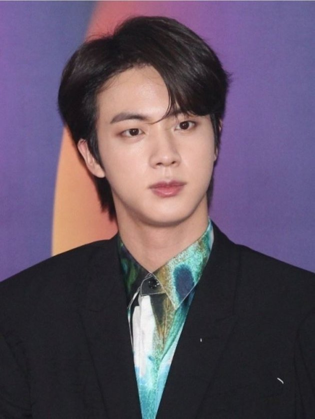 Photo of Jin BTS on the Red Carpet of SBS Gayo Daejeon 2019 with Comma Hair, Like a Prince and Showing True Worldwide Handsome Charisma