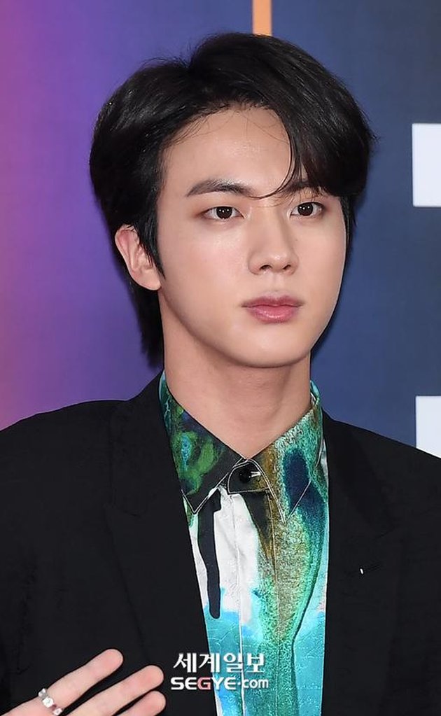 Photo of Jin BTS on the Red Carpet of SBS Gayo Daejeon 2019 with Comma Hair, Like a Prince and Showing True Worldwide Handsome Charisma