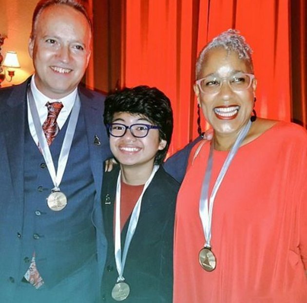 Wajah musisi berusia 13 tahun ini begitu bahagia. Dalam foto ini ia baru saja mendapatkan medali dari Grammy Awards. Ia berpose bersama Ted Nash (kiri) dan Rene Marie (kanan) yang sama-sama musisi jazz.