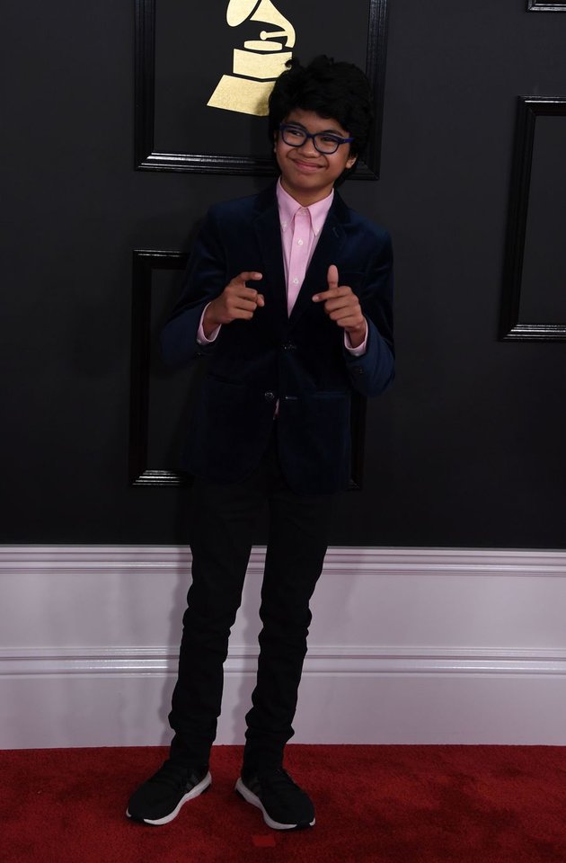 Tepat pada momen Grammy, Joey Alexander tampil di red carpet dengan setelah formal dengan kemeja pink cerah. Cute.