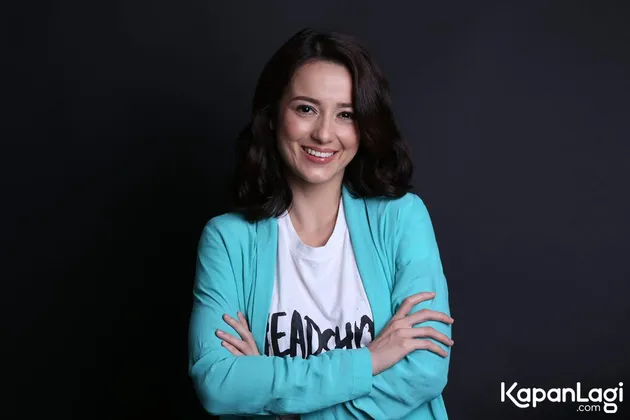 Julie Estelle - Headshot