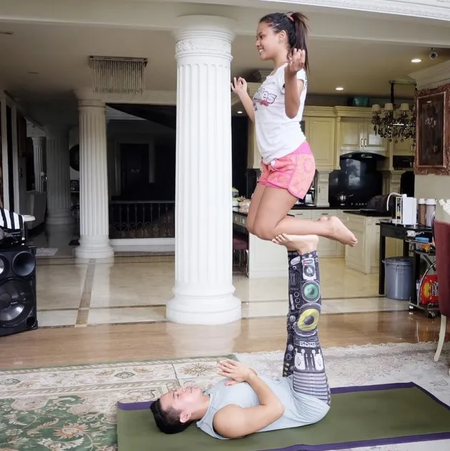 acro yoga, selebriti ikut acro yoga
