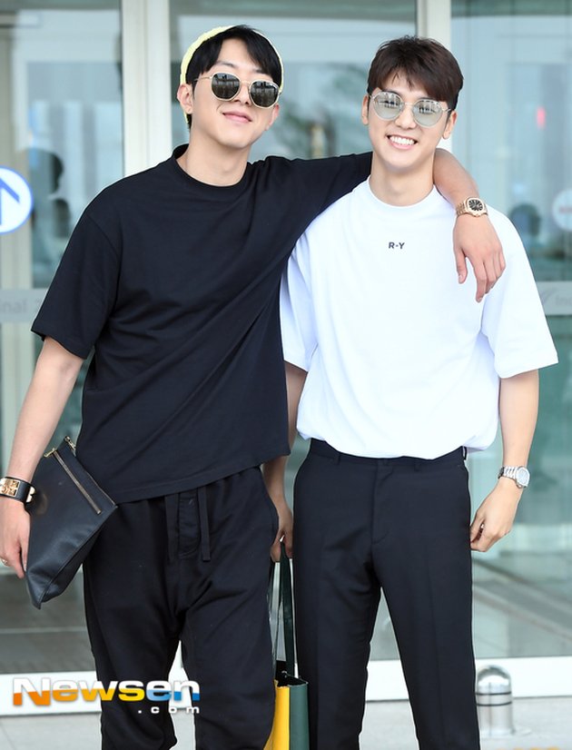 Jungshin dan Minhyuk saat di Bandara Incheon sebelum berangkat ke Bali hari ini, Selasa (10/7).