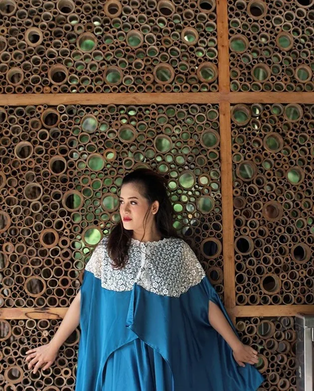 FOTO KABAR CERIA HADE BINTANG KELUARGA CEMARA, JADI BANKIR 