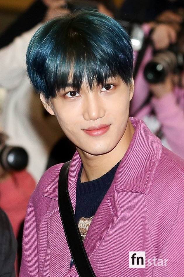 Foto Kai  EXO  dengan Rambut  Biru Mantel Ungu Trending 