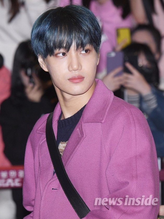 Foto Kai EXO with Blue Hair & Purple Coat, Trending Number 1 on Twitter Indonesia