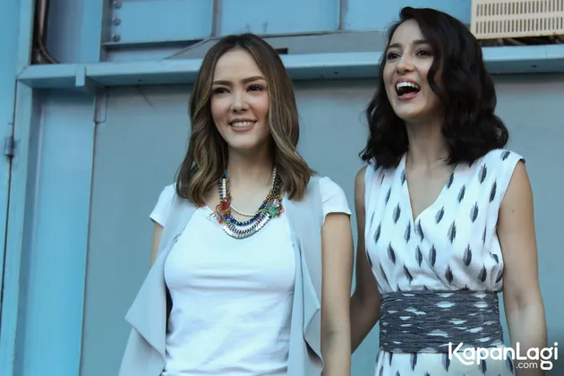 FOTO: Kakak - Adik Kece! Julie Estelle & Cathy Hits Pakai Abu-Abu