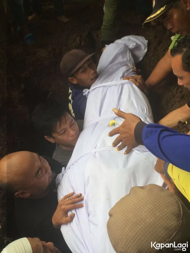 Foto jenazah ayah ariel noah 