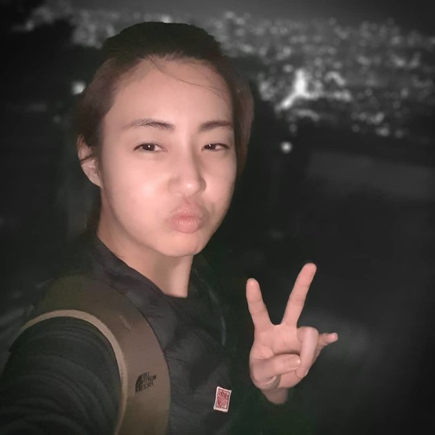 Photo of Kang Sora's Relaxing Vacation Without Makeup, Even Yawning by the Roadside