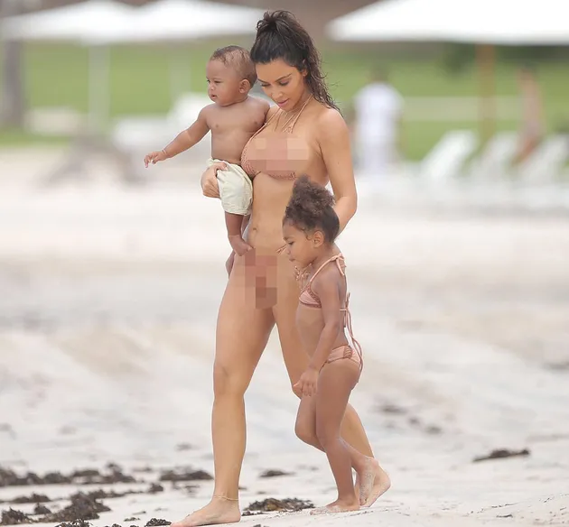 Kim Kardashian Pakai Bikini