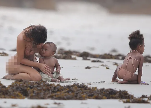 Kim Kardashian Pakai Bikini