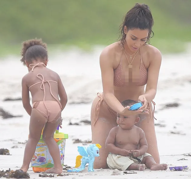 Kim Kardashian Pakai Bikini
