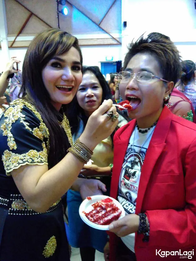 Sebagai rasa terima kasih, Nina menyempatkan diri untuk meet and greet dengan para TKW tersebut.