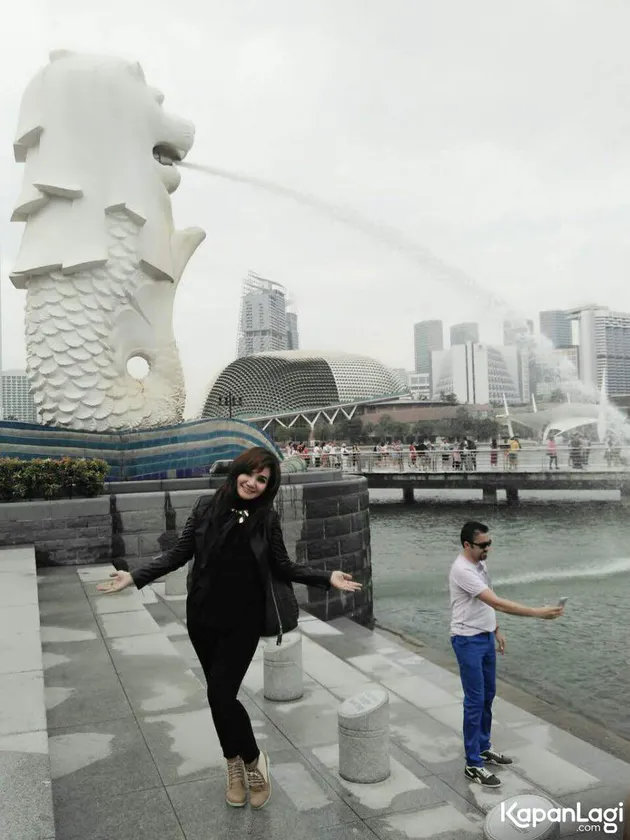 Anyway, Nina baru saja diundang hadir ke Singapura. Wah, ngapain ya?