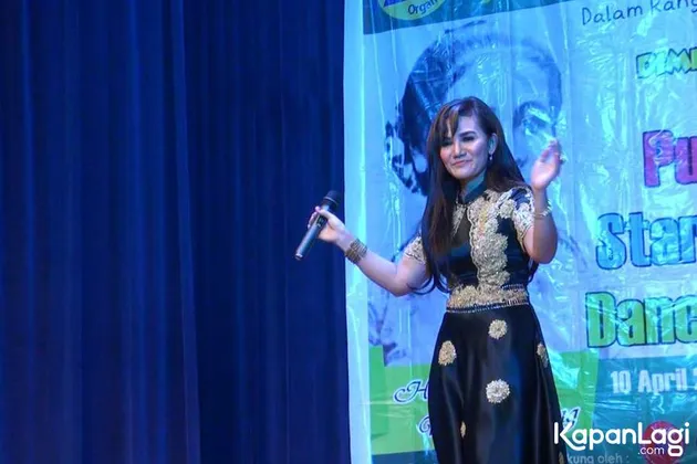 Yup, Nina dapat undangan spesial untuk konser menghibur para TKW yang ada di sana.