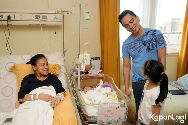 FOTO: KEBAHAGIAAN KELUARGA ENDA UNGU DIKARUNIAI BABY 