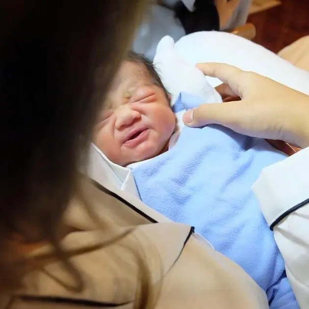 FOTO: KEBAHAGIAAN OXCEL MELAHIRKAN PUTRA KEDUA, MAMA MUDA 