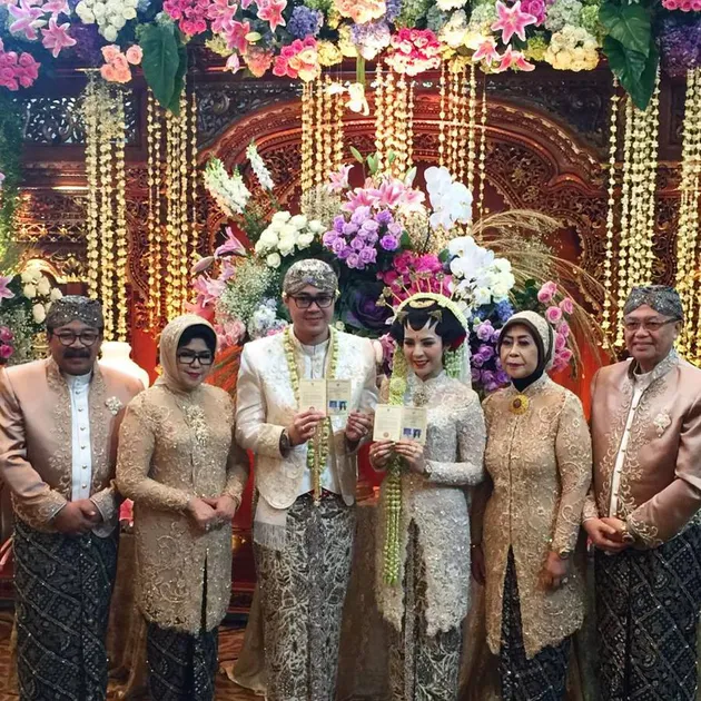 Foto pernikahan putri Gubernur Soekarwo - Kartika Prawita