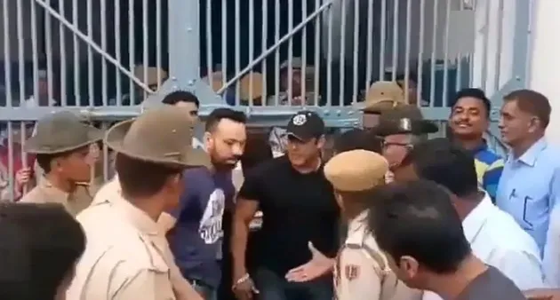 Dua hari saja Salman Khan mendekam di dalam penjara Jodhpur. Setelah sempat mengenakan baju tahanan dengan nomor 106 dan tidur beralaskan selimut saja, Salman akhirnya keluar dari penjara.
