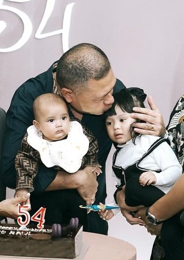 Raul Lemos' Sweet Moments with Ameena and Azura, Adorable Granddaughters that Avo Loves