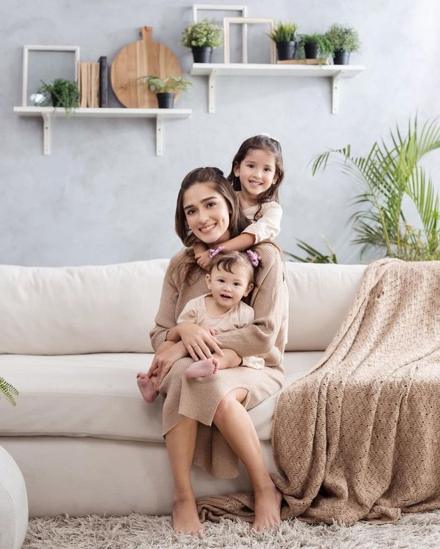 Inilah salah satu potret kebahagiaan Yasmine Wildblood dengan dua putrinya, Kakak Sera dan Adik Sophia.