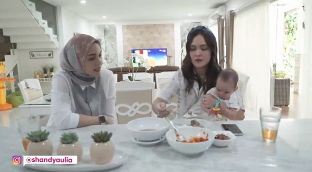Shandy Aulia and her First Sister Dian's Togetherness Photo, Still Compact Despite Different Religions